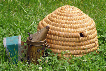 ruche en paille et enfumoir