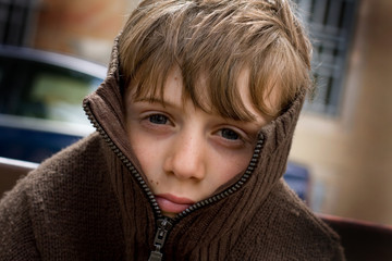 garçon rue orphelin seul solitude pull fugue adolescent enfant