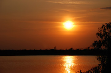 Fototapeta na wymiar Sunset above water