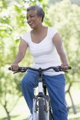Obraz premium Senior woman on cycle ride