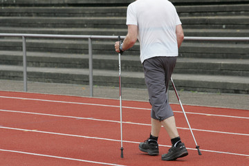 mann beim nordic walking