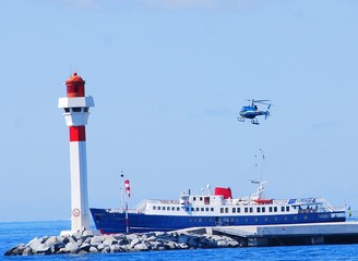 Naklejka premium hélicoptère au décollage 2
