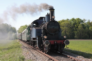 Fototapeta na wymiar stary silnik parowy zasilany pociąg zbliża