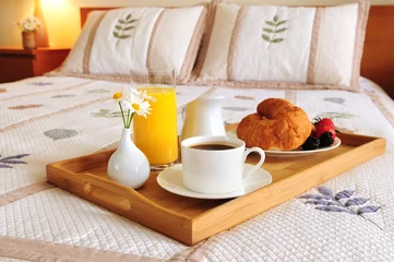 Fotobehang Assortiment Ontbijt op een bed in een hotelkamer