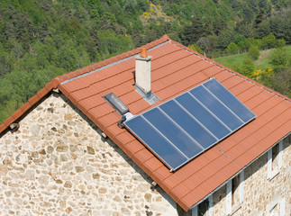 Toiture de tuiles aux six panneaux solaires