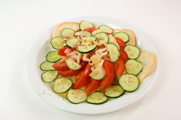 Panzanella con pomodori e zucchine