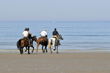 cavaliers sur la plage