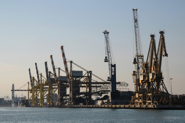 Obraz premium Big cranes at docks