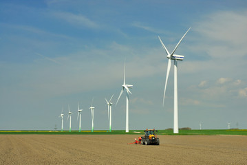 Windpark und Traktor