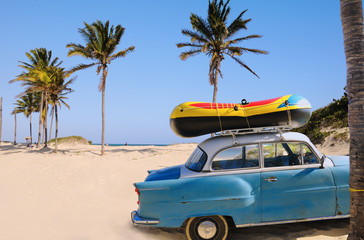 oldtimer parked on the sands of tropical beach - obrazy, fototapety, plakaty