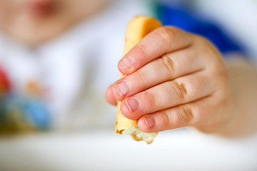 Bébé en train de goûter