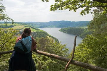 Wanderer (Frau) schaut in die Landschaft © runzelkorn