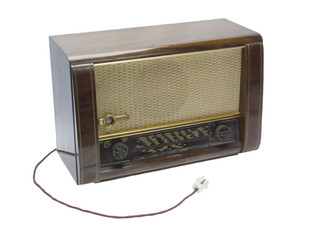 Uraltes Röhrenradio, freigestellt