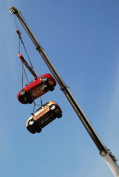  Autokran hebt Autos in den Himmel Kran 