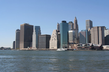 Obraz premium Panoramę Manhattanu w jasny niebieski dzień