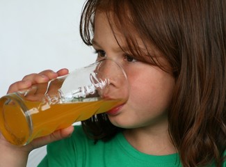 trinkendes maedchen