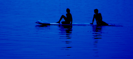 Naklejka premium blau kinder auf wasser