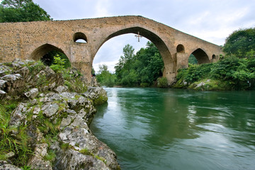 Fototapeta na wymiar Puente Romano de Cangas de Onis, Asturias (Hiszpania)