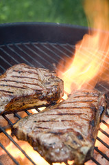 steaks on the barbecuegrill
