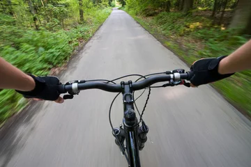 Tableaux ronds sur aluminium brossé Vélo Faire du vélo sur la route en forêt