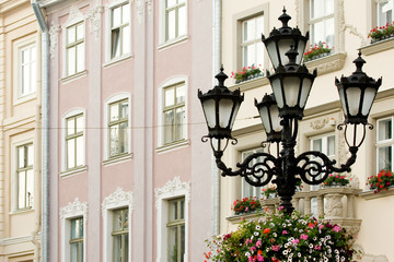 Fototapeta na wymiar Lampy uliczne z wisi kosz kwiatu w Lwów, Ukraina