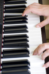 Fototapeta na wymiar Ręce na fortepian