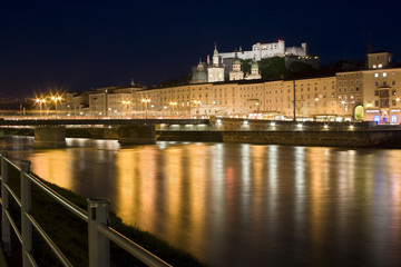 Fototapeta na wymiar Salzburg w nocy