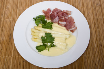 Weisser Spargel mit Parmaschinken und Sauce Hollandaise