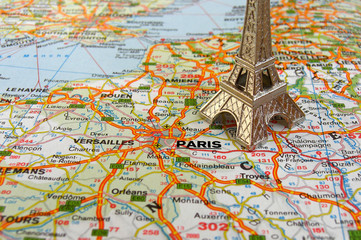 Fototapeta na wymiar Wieża Eiffla na mapie Francji