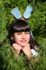 jeune fille allongée dans l'herbe