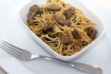 Rindfleisch mit Nudeln