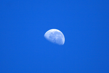 Naklejka premium 3 Quarter Moon and Blue Sky, Australia