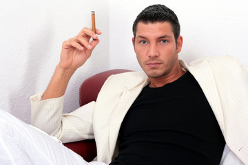 mann beim rauchen einer zigarre