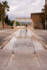 Wasserspiele neben der Kathedrale Sainte-Cécile