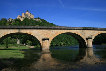 Fototapeta na wymiar château et pont de Castelnaud