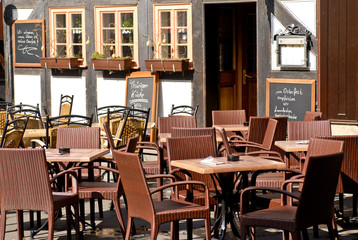 Leere Stühle im Cafe in Erfurt