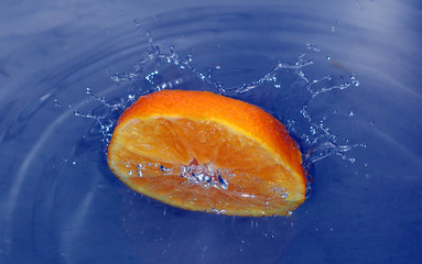Obst - Orange im Wasser