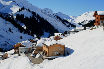 village montagne Autriche, neige