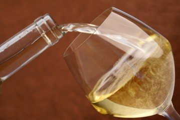 servir un verre de vin blanc doux