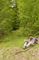 Wanderer sitzend mit Karte