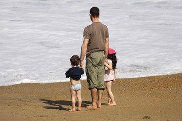 famille au bord de l'eau
