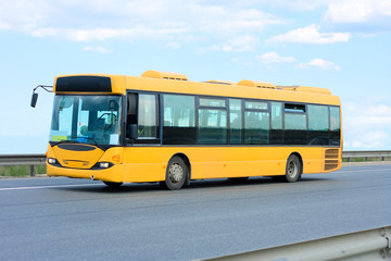 Obraz na płótnie Canvas transport publiczny - żółty autobus