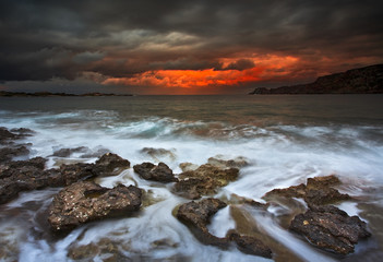 Plakat Dramatyczne niebo i wietrzne chmury nad zatoką Sardegna