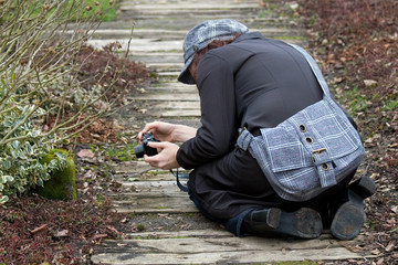 Knieende Fotografin