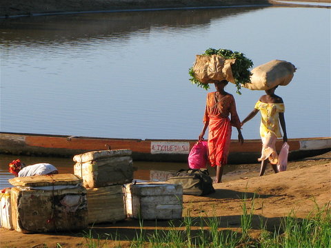 Deux femmes portent des sacs sur leurs t&ecirc;tes, Madagascar.