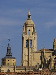 Fototapeta na wymiar Torre de la catedral de Segovia