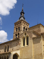 Fototapeta na wymiar Torre de la iglesia de San Martín en Segovia