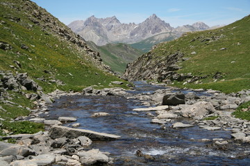 Torrent et sommets de montagne