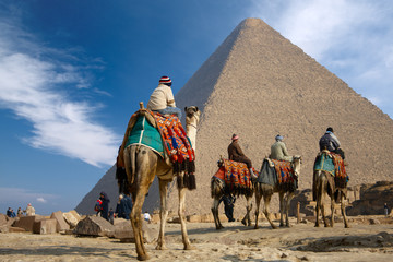 bedouin on camel near of egypt pyramid © Maksym Gorpenyuk