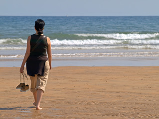 Chica caminando por la playa